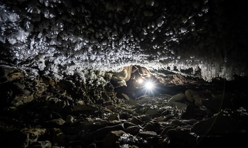 De trange og fascinerende gangene inni i isgrotten.