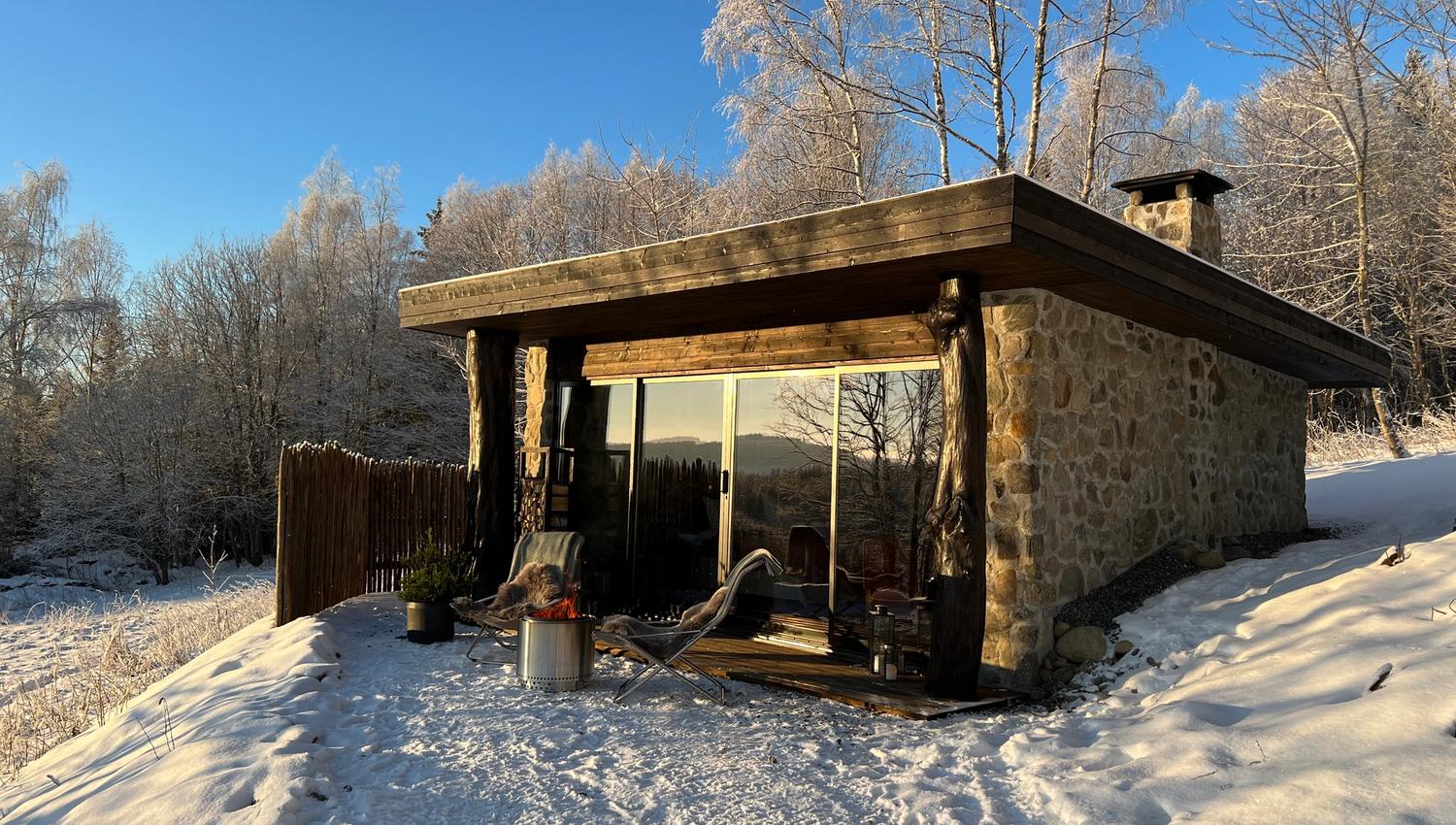 Steinhytte på Kastad Gård, Gjøvik.
Vinterisolert unik overnatting.
Utvendig, vinter.