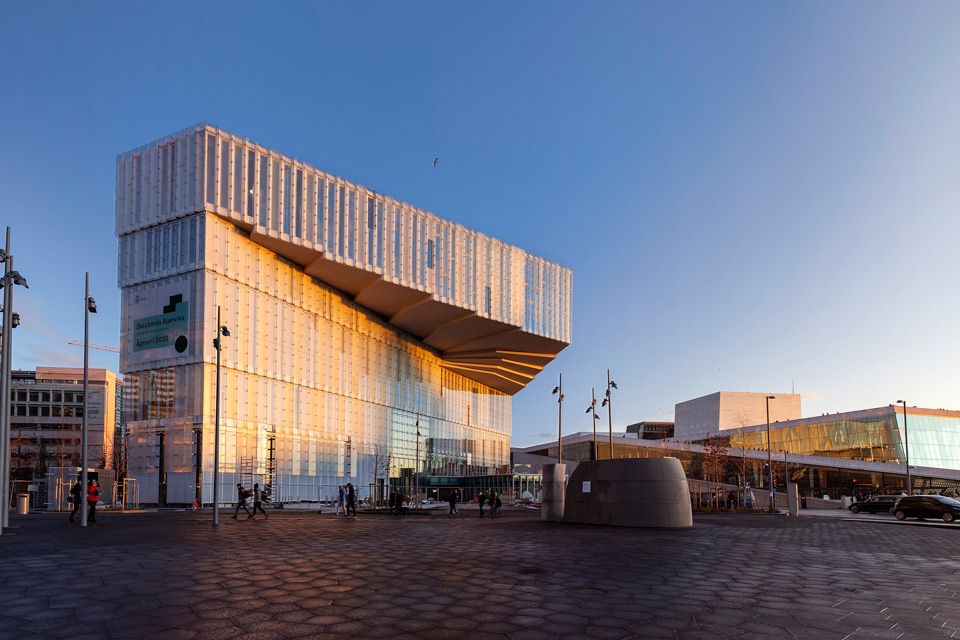 Exterior of Deichman and the square outside.