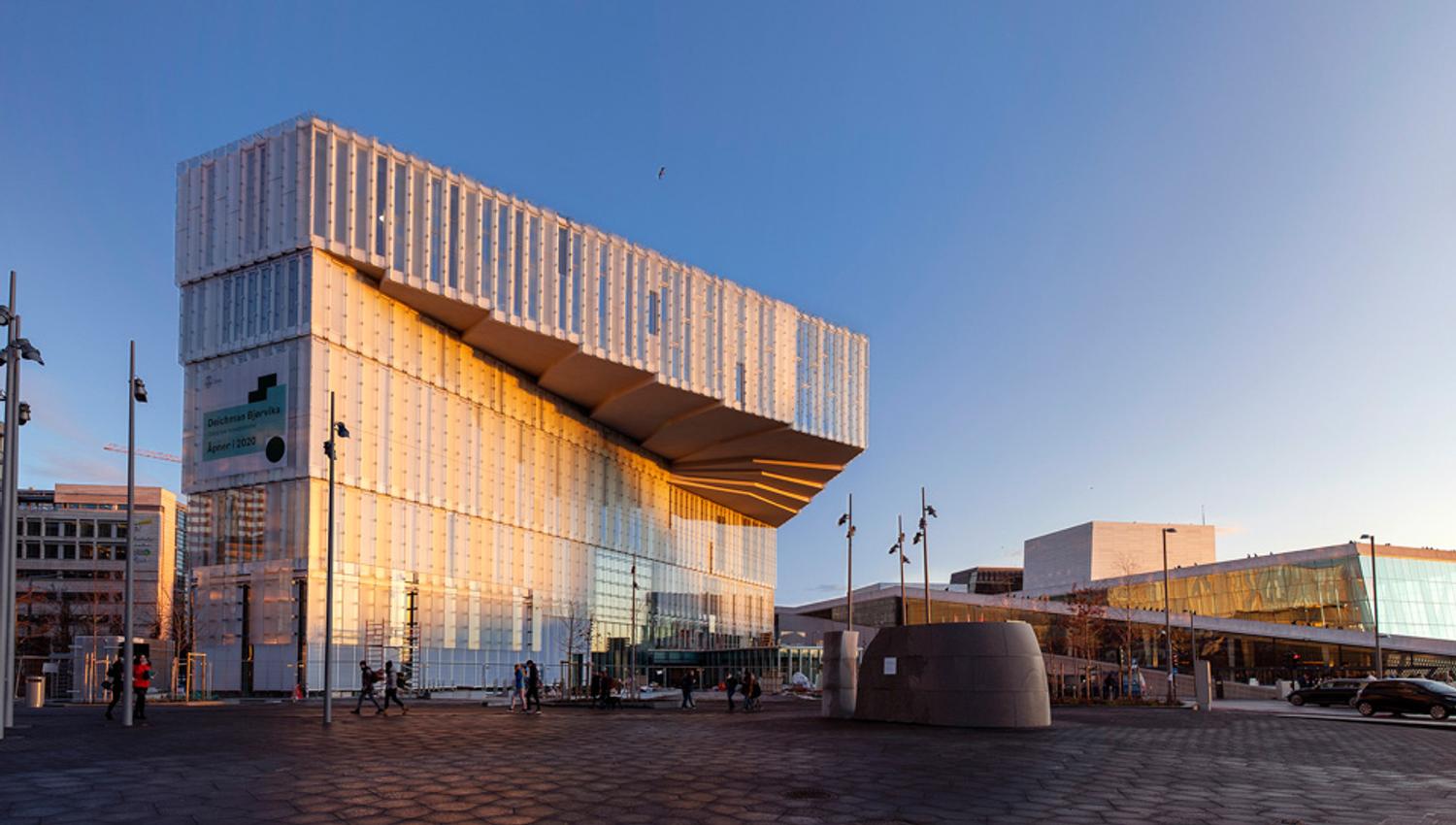 Exterior of Deichman and the square outside.