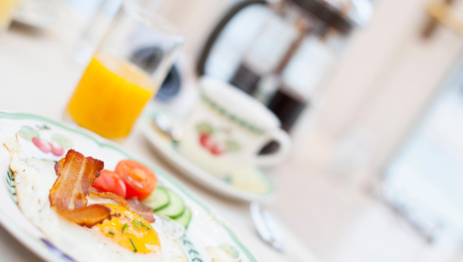 Frokost på tallerken og glass med juice