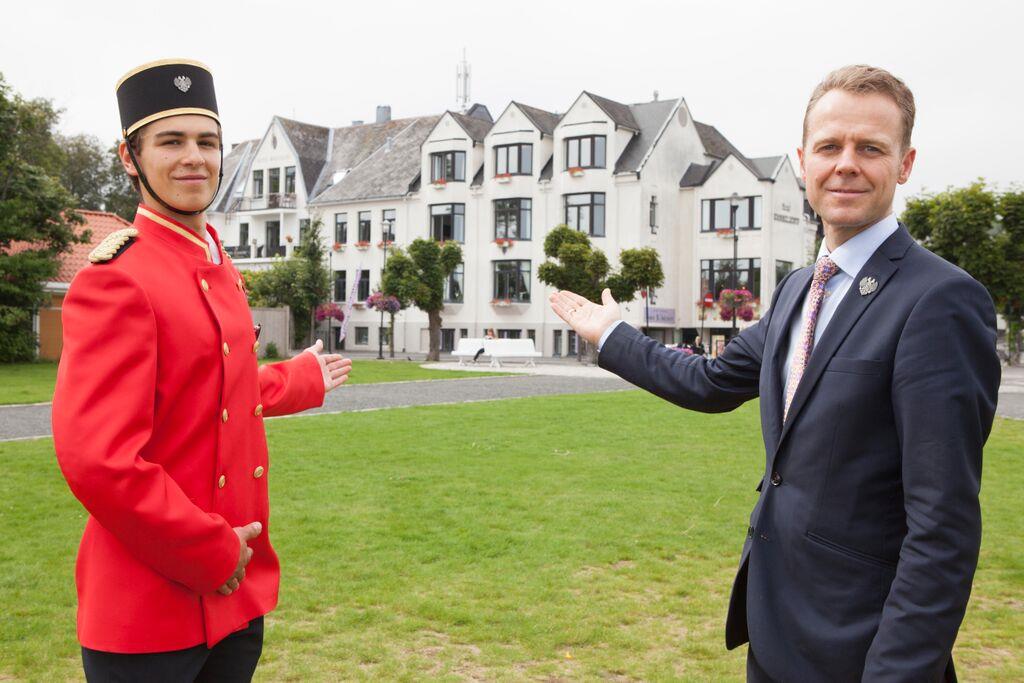 To ansatte viser vei mot hotellet