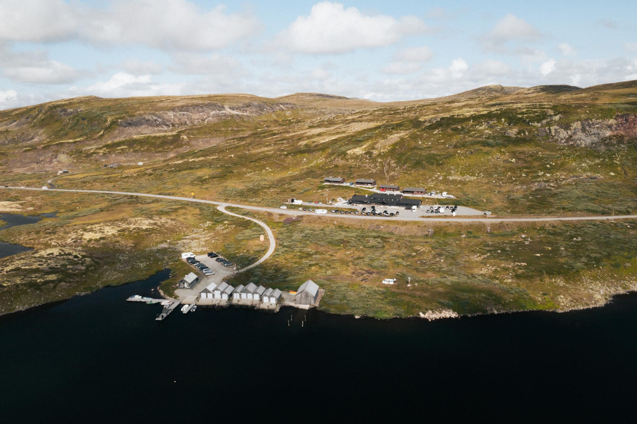 Droneutsikt over Halne fjellstugu og havneområdet.