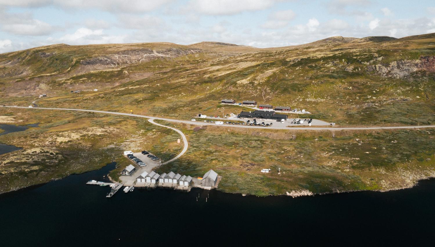 Et dronebilde av Halne Fjellstugu og havneområdet.
