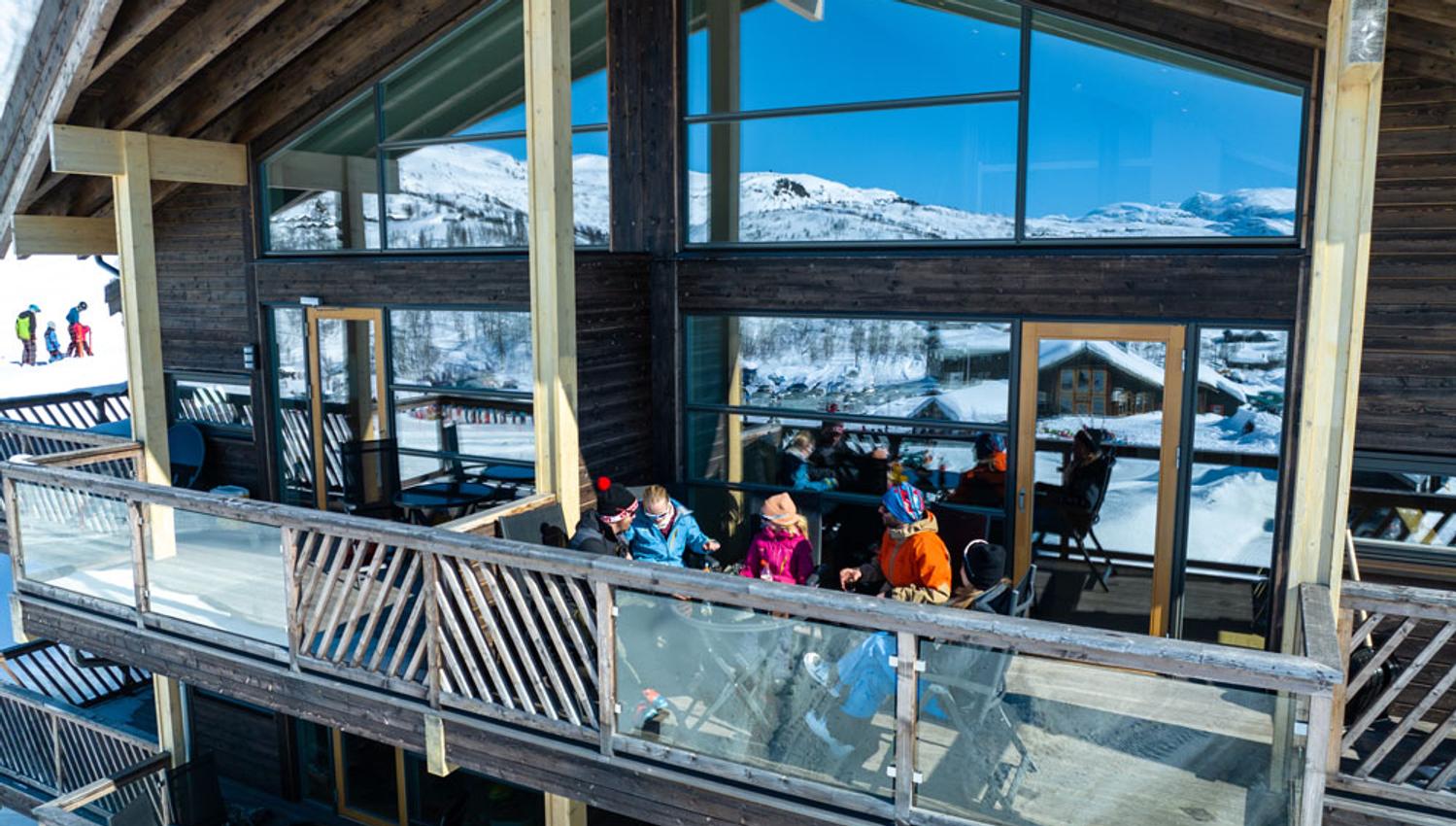 Vinje_vinter_folk-på-café-på-Haukelifjell-skisenter_1000x749