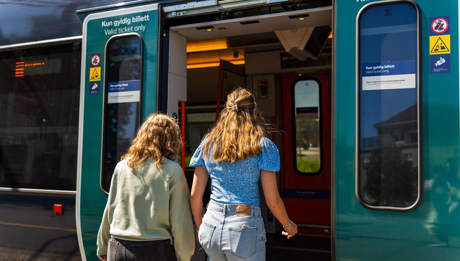 To jenter går på toget