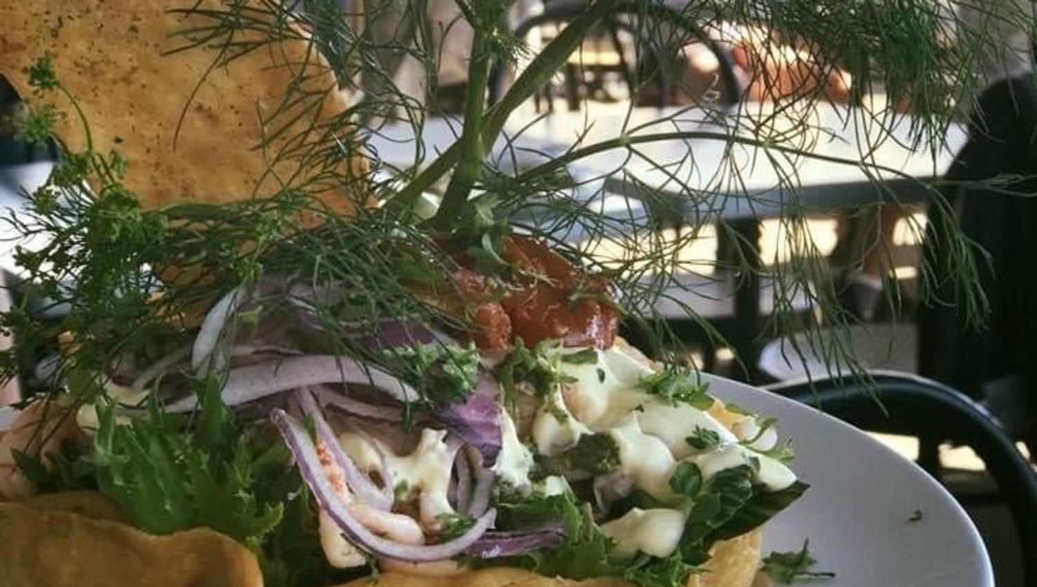 mat med folk i bakgrunn Nidelv Brygge