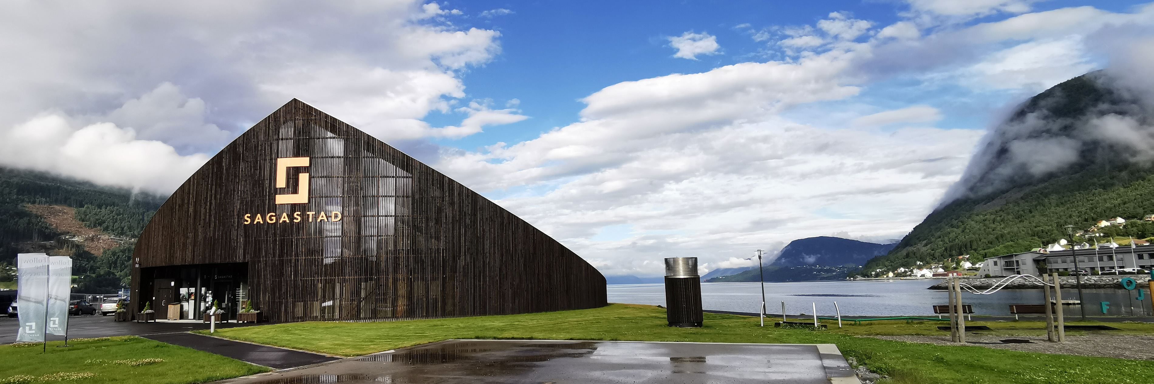 Sagastad Vikingsenter omgitt av fjord og fjell på Nordfjordeid.