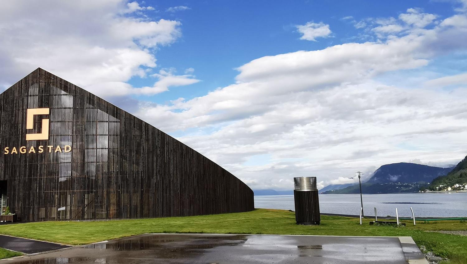Sagastad Vikingsenter omgitt av fjord og fjell på Nordfjordeid.