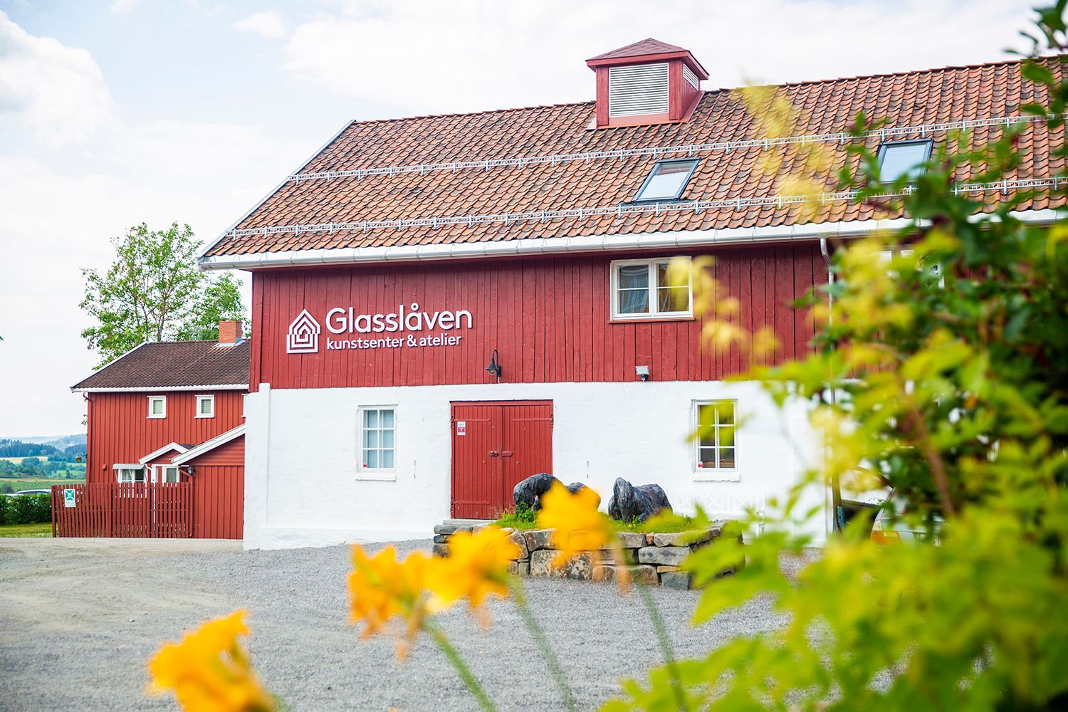 Den ombygde låven fra 1800-tallet er en opplevelse i seg selv, og er et pilotbygg for bærekraftig arkitektur.