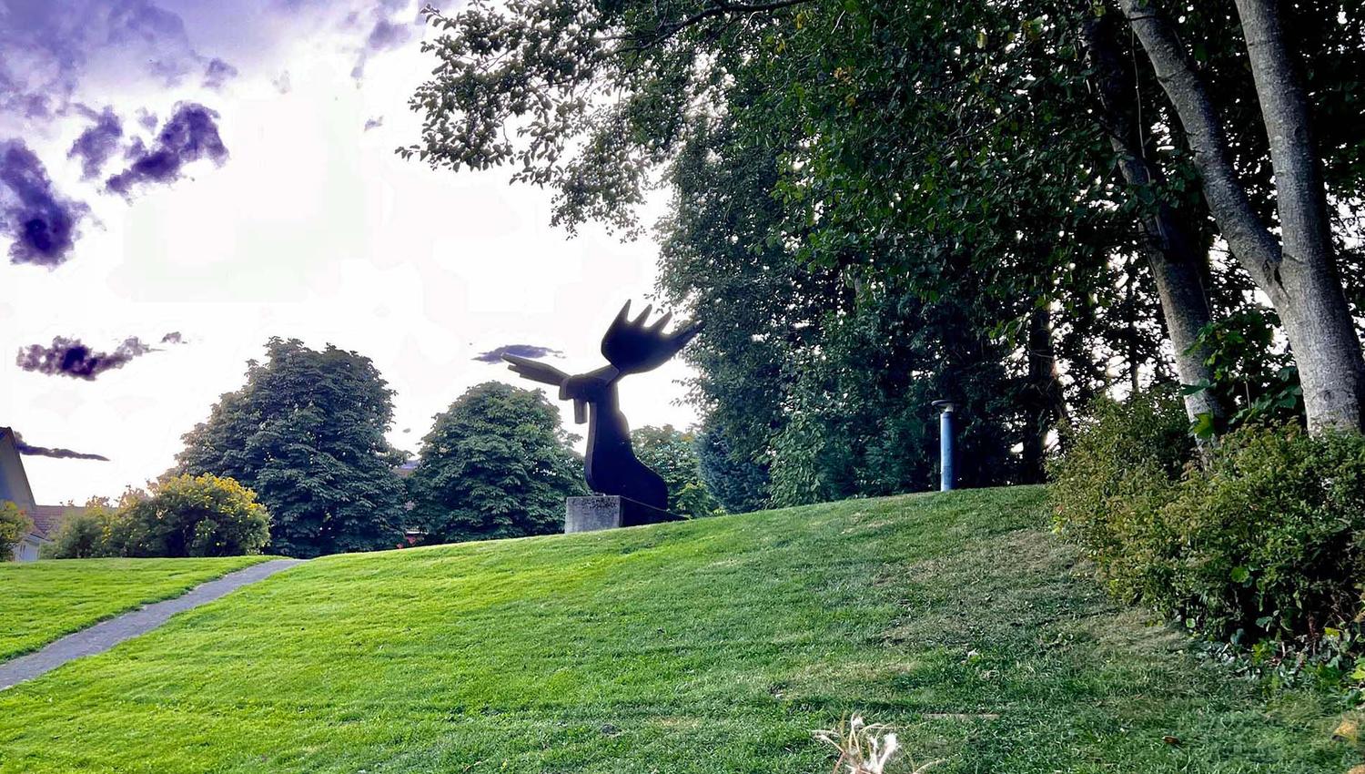 Elg – en av de to første skulpturene i Muustrøparken, laget på dugnad sammen med Nils Aas.