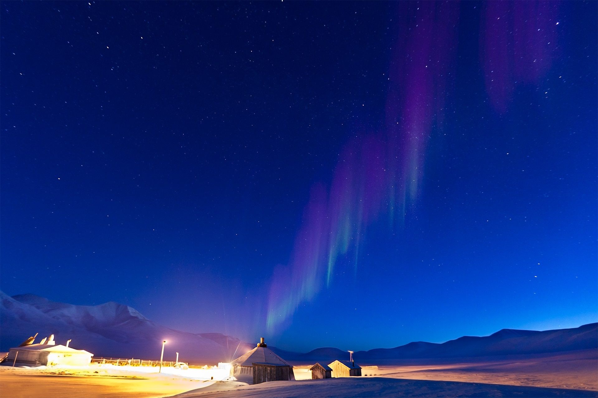 Faint northern lights shining above Camp Barentz