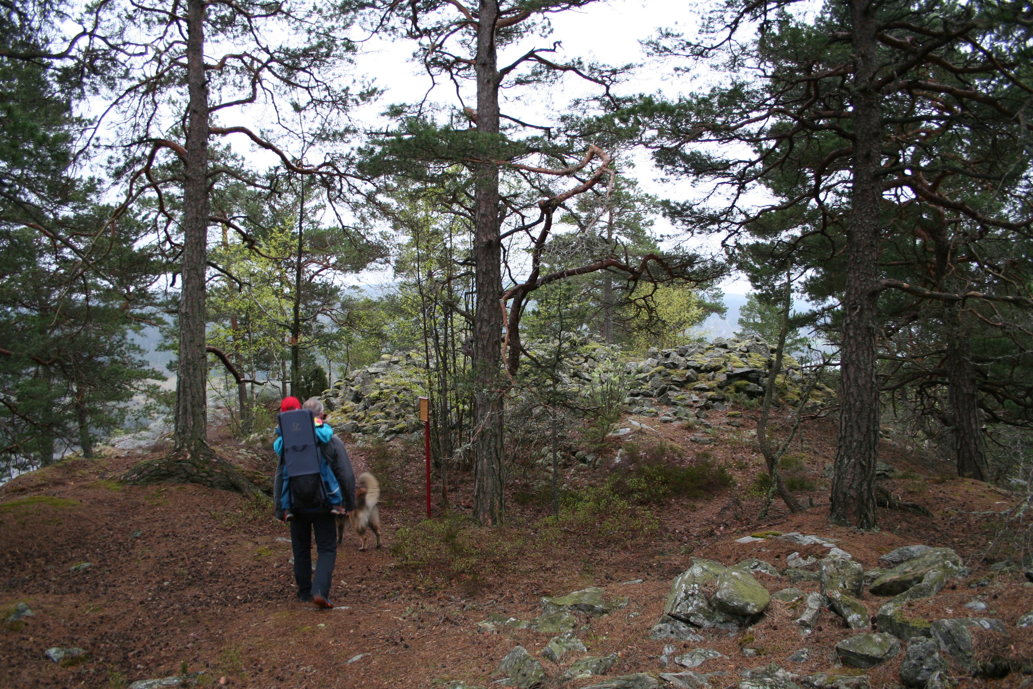 Turgåer forbi steinrøys