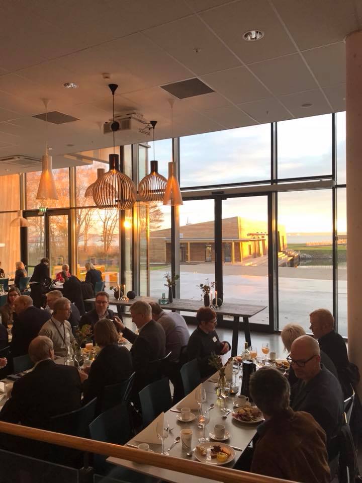 Restaurant med gjester som spiser