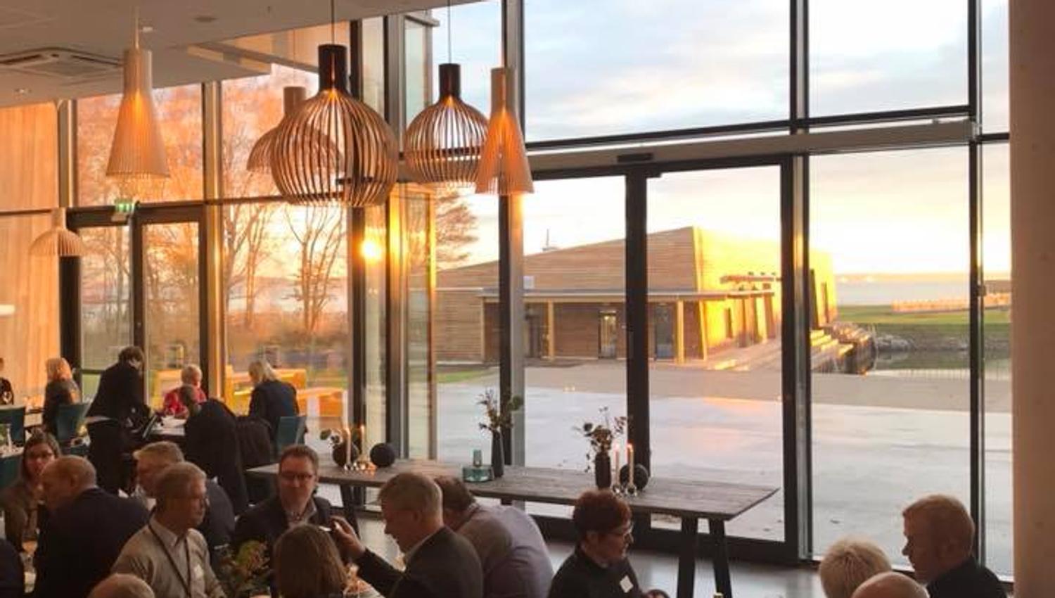 Restaurant med gjester som spiser
