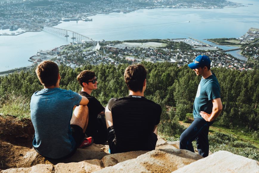 En gruppe hviler på Sherpatrappa i Tromsø.