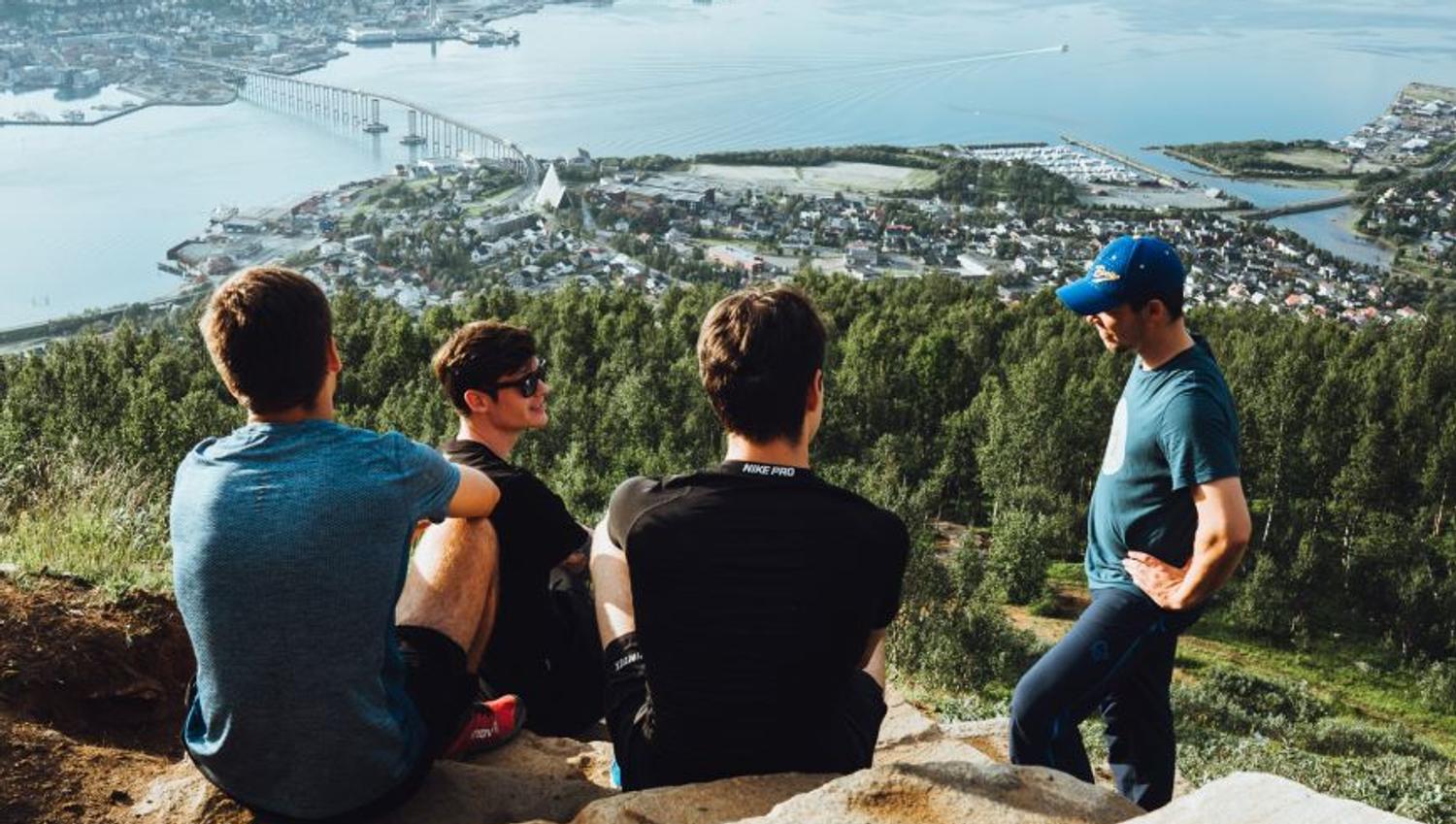 En gruppe hviler på Sherpatrappa i Tromsø.