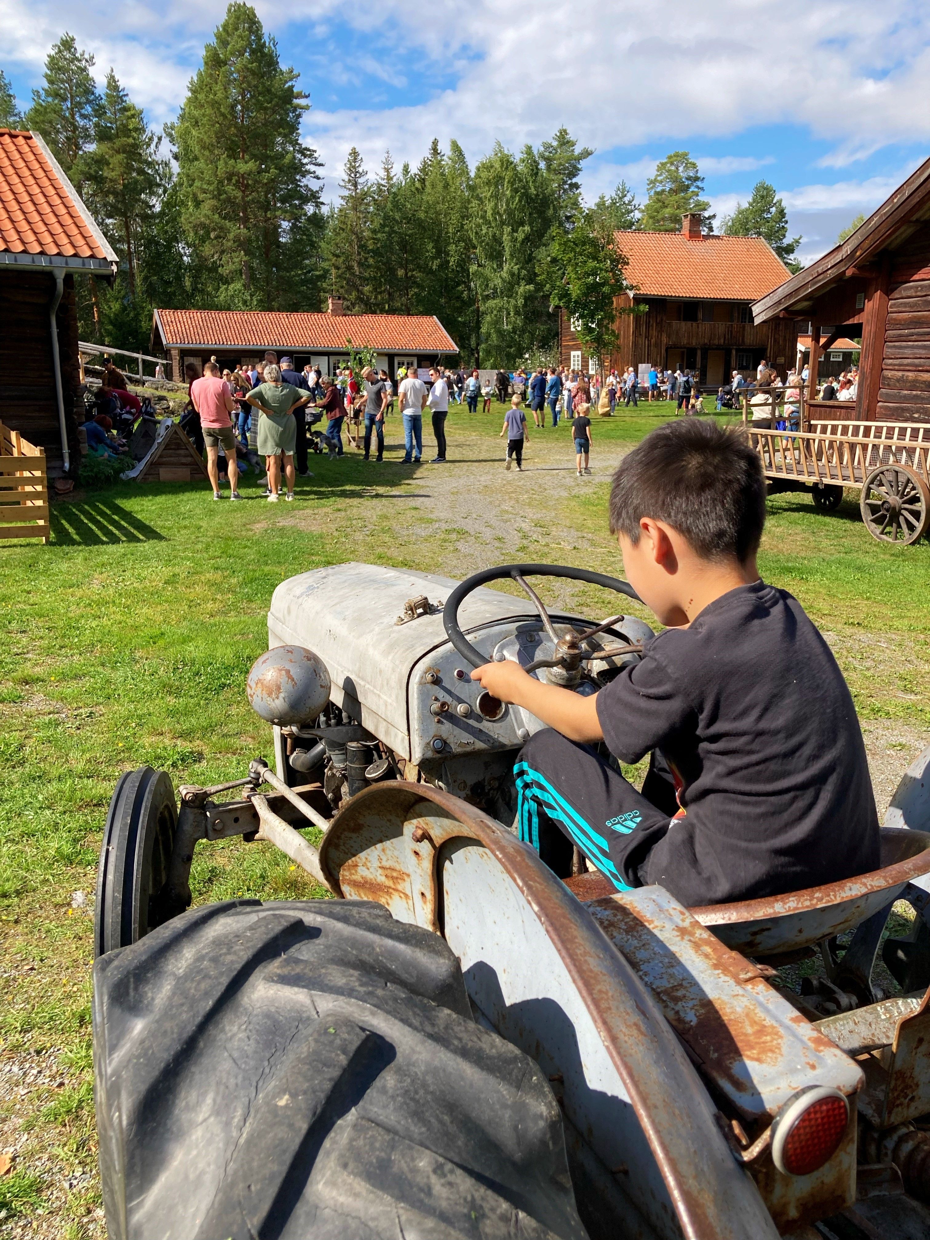 Gutt på traktor, Barnas dag, Odalstunet. Foto Vilde Strid - Anno Odalstunet