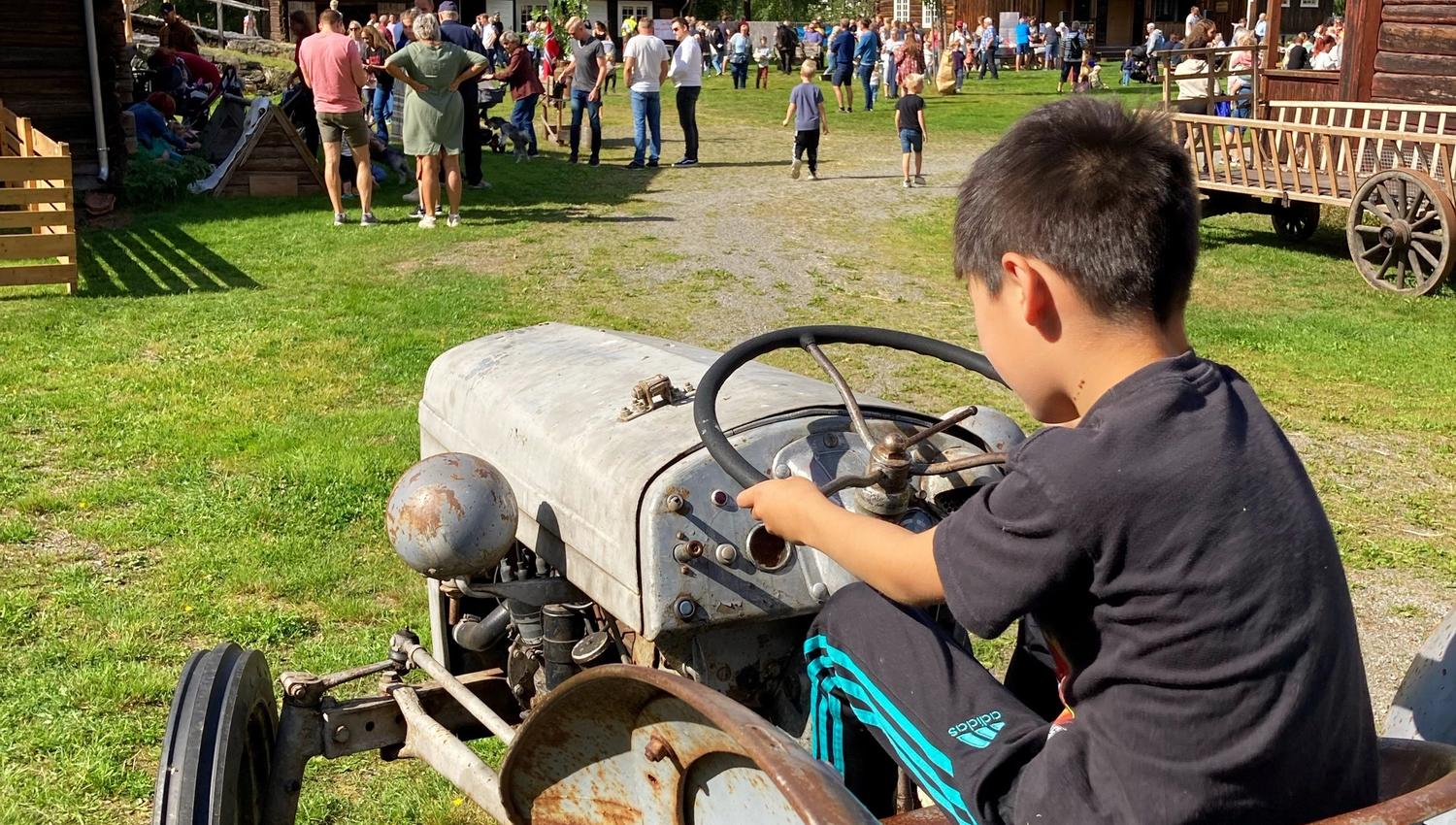 Gutt på traktor, Barnas dag, Odalstunet. Foto Vilde Strid - Anno Odalstunet