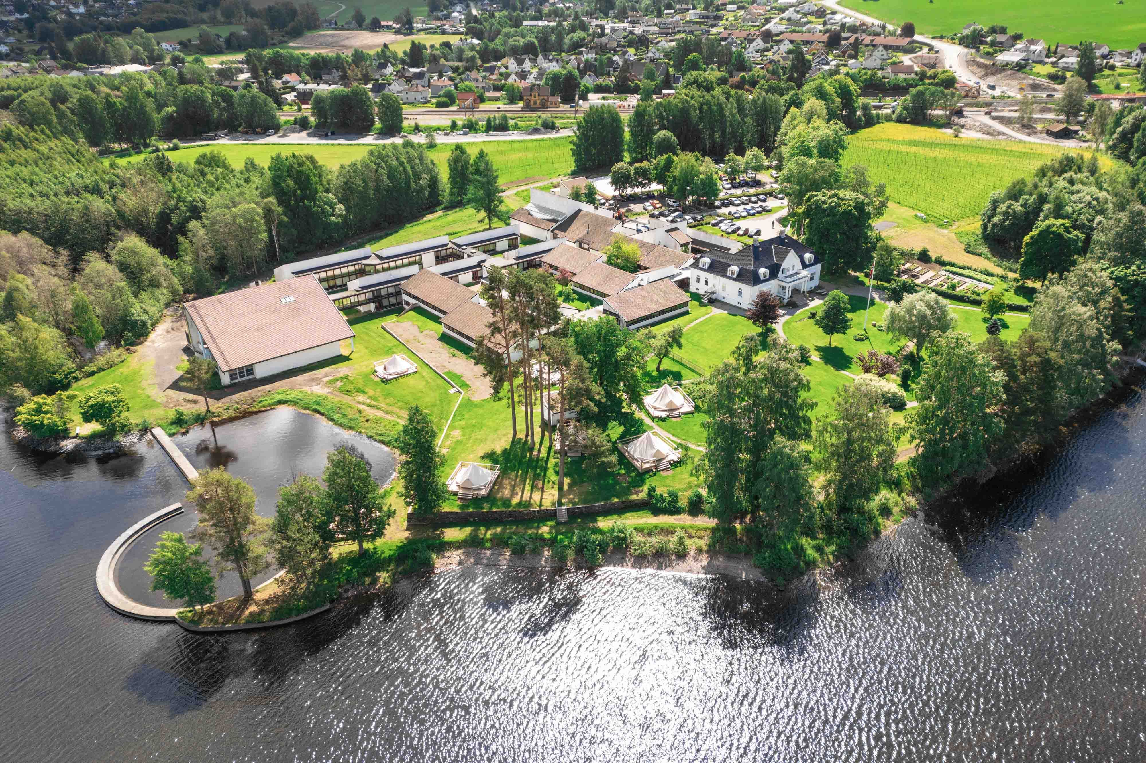 Dronebilde fra Thorbjørnrud Hotell - Sommer