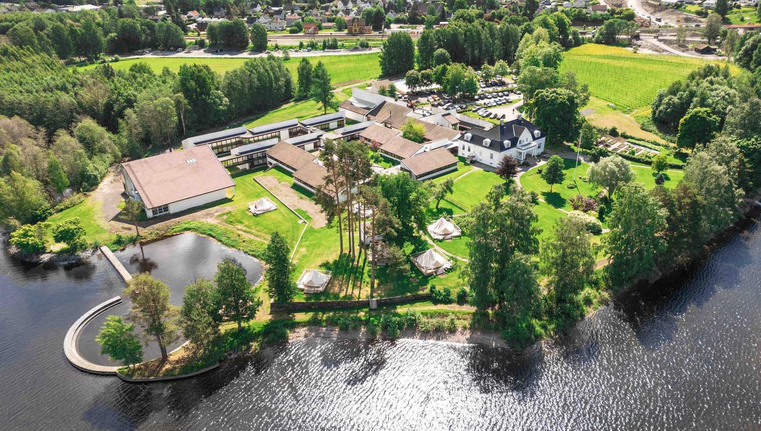 Dronebilde fra Thorbjørnrud Hotell - Sommer