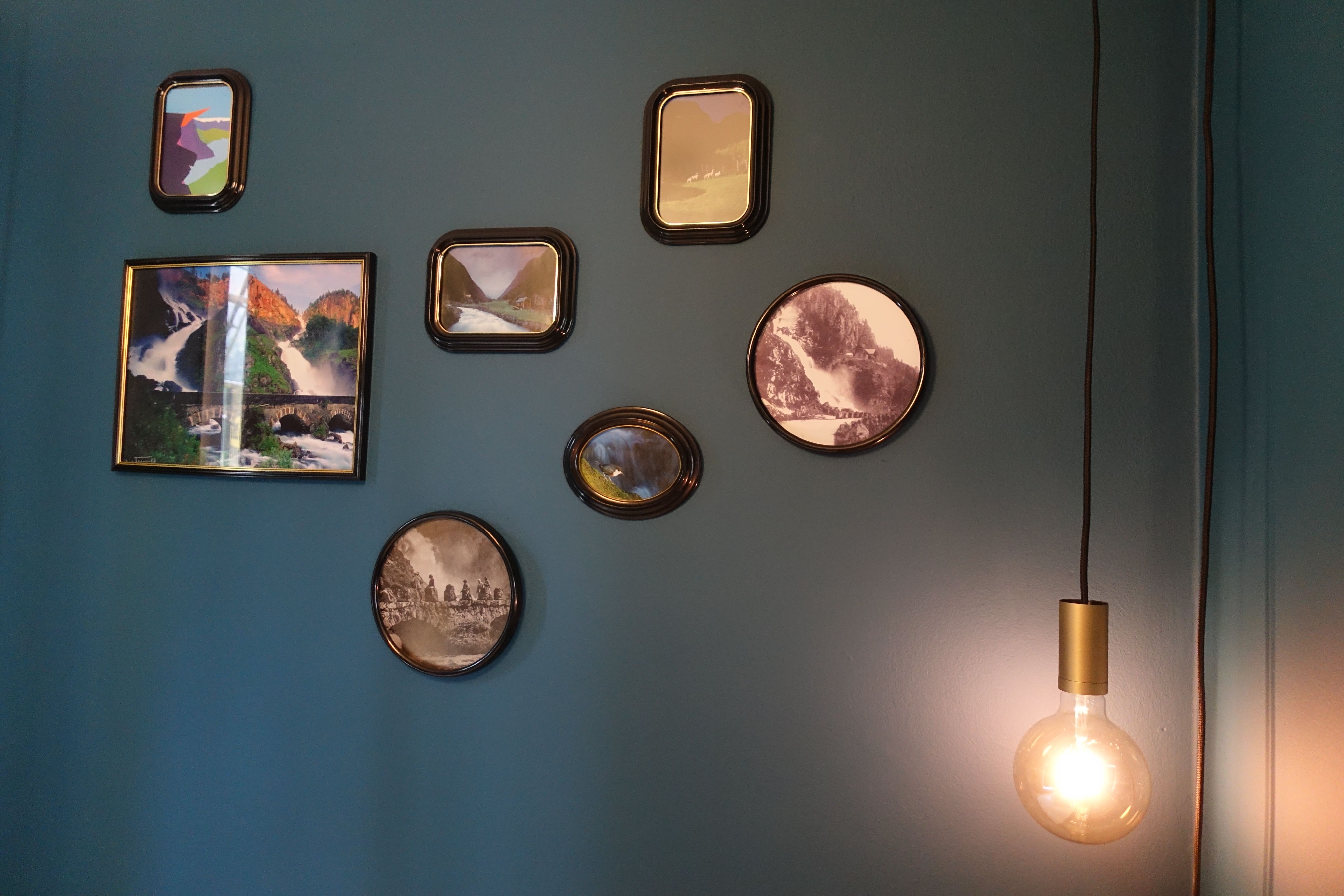Dekorativ vegg med bilete inspirerte av naturen i Hardanger på Trolltunga Hotel.