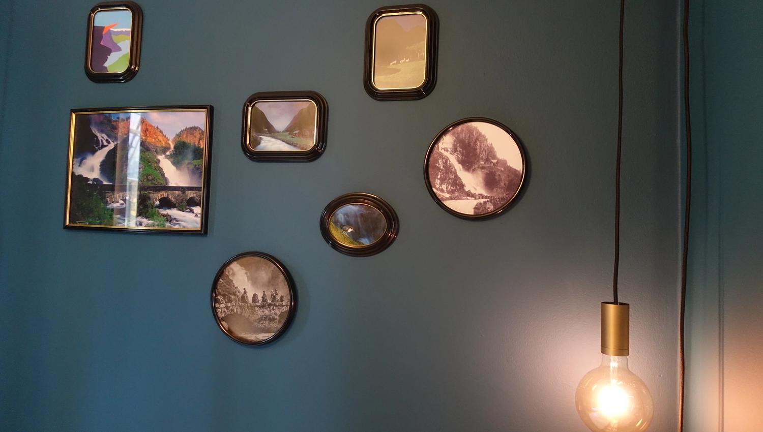 Dekorativ vegg med bilete inspirerte av naturen i Hardanger på Trolltunga Hotel.
