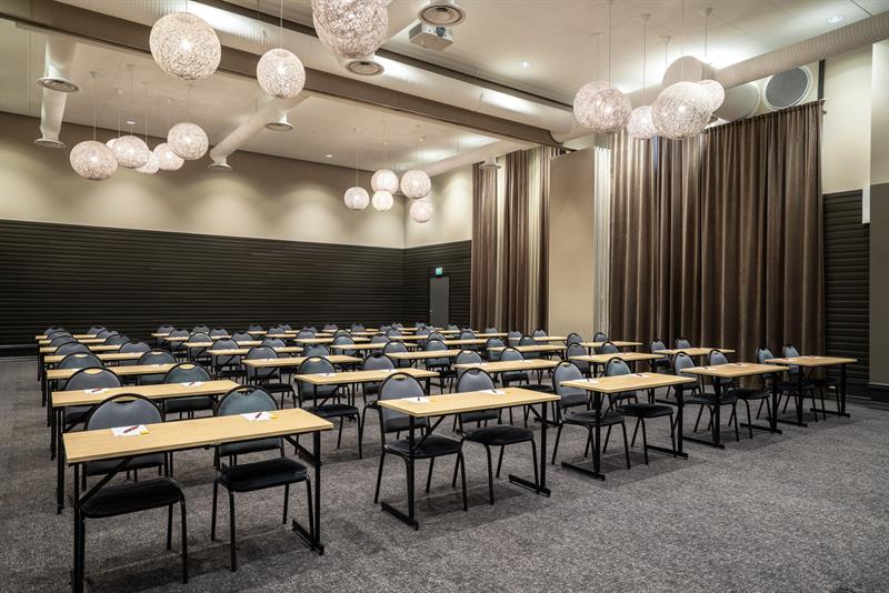 Konferanserom i klasseromsoppsett