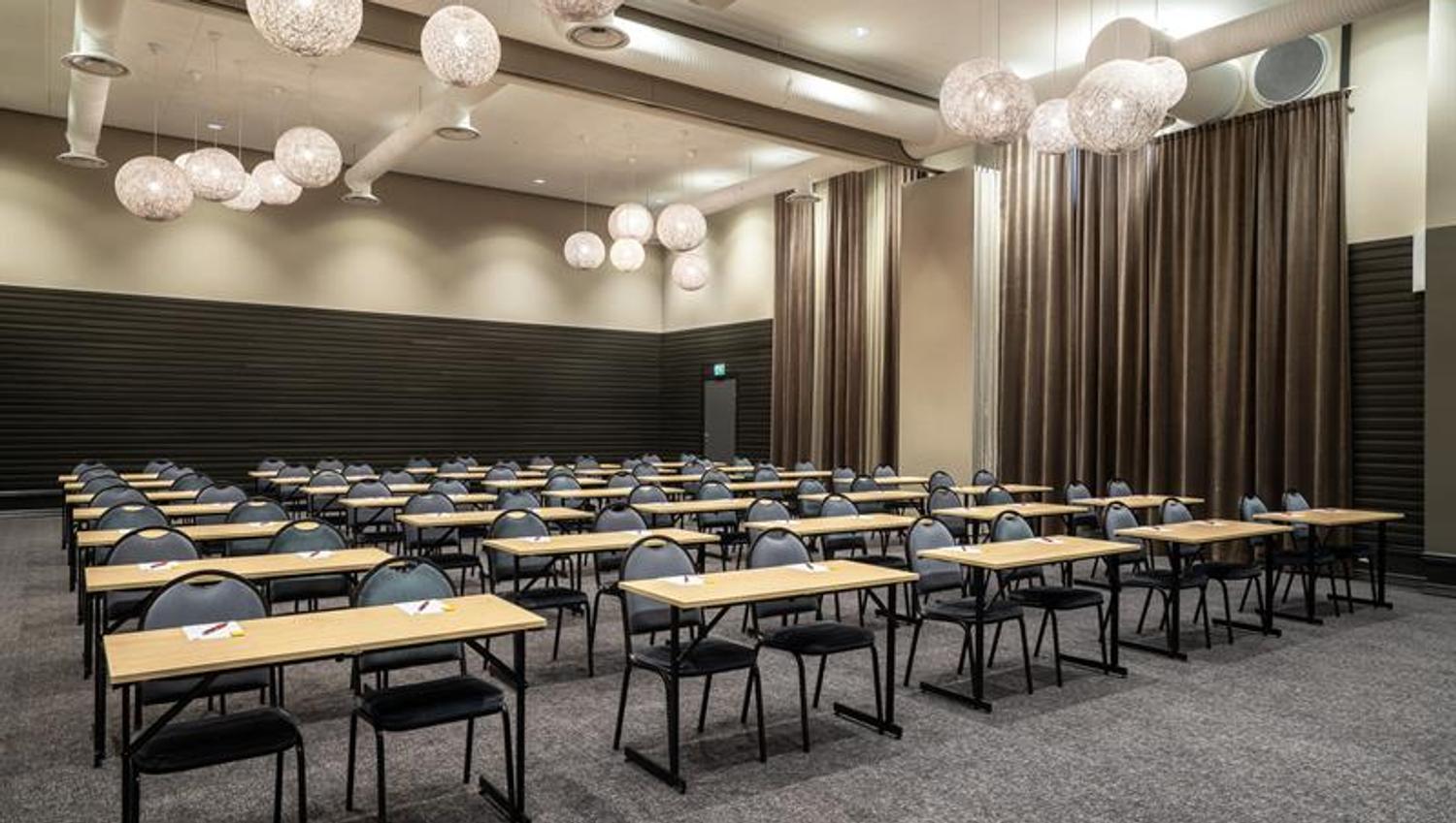 Konferanserom i klasseromsoppsett