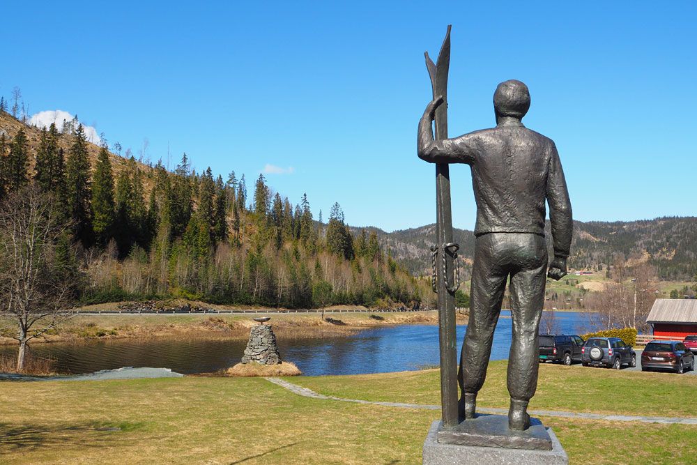 the statue of Sondre Norheim at Norsk Skieventyr in Morgedal 