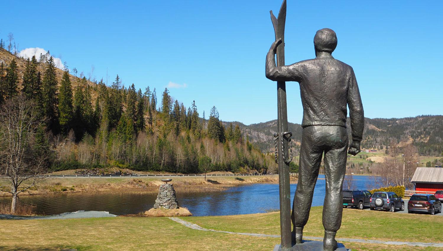 the statue of Sondre Norheim at Norsk Skieventyr in Morgedal