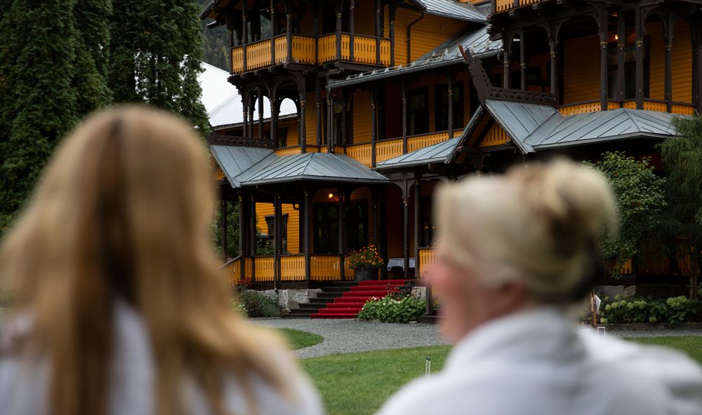 2 ladies look towards the entrance to Dalen Hotel