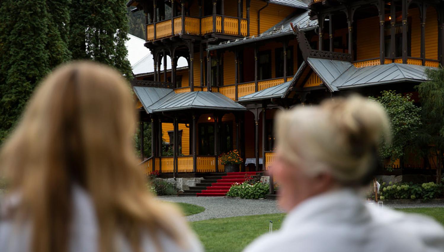 2 ladies look towards the entrance to Dalen Hotel