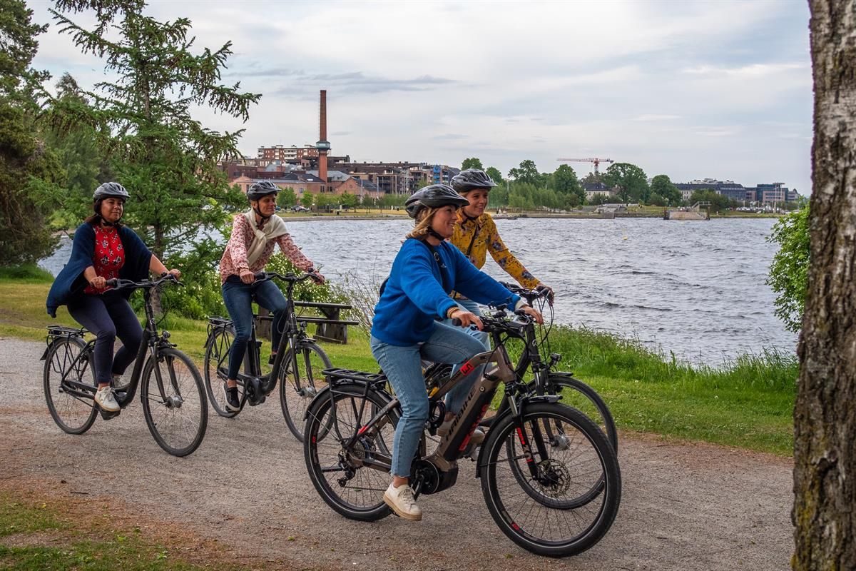 Sykling langs strandpromenaden i Hamar