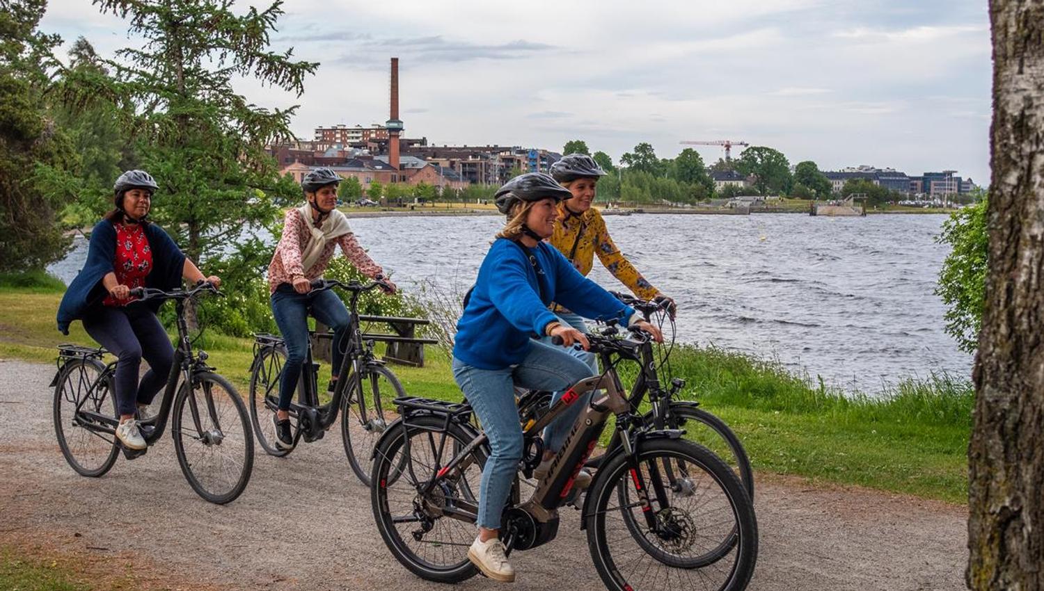 Sykling langs strandpromenaden i Hamar