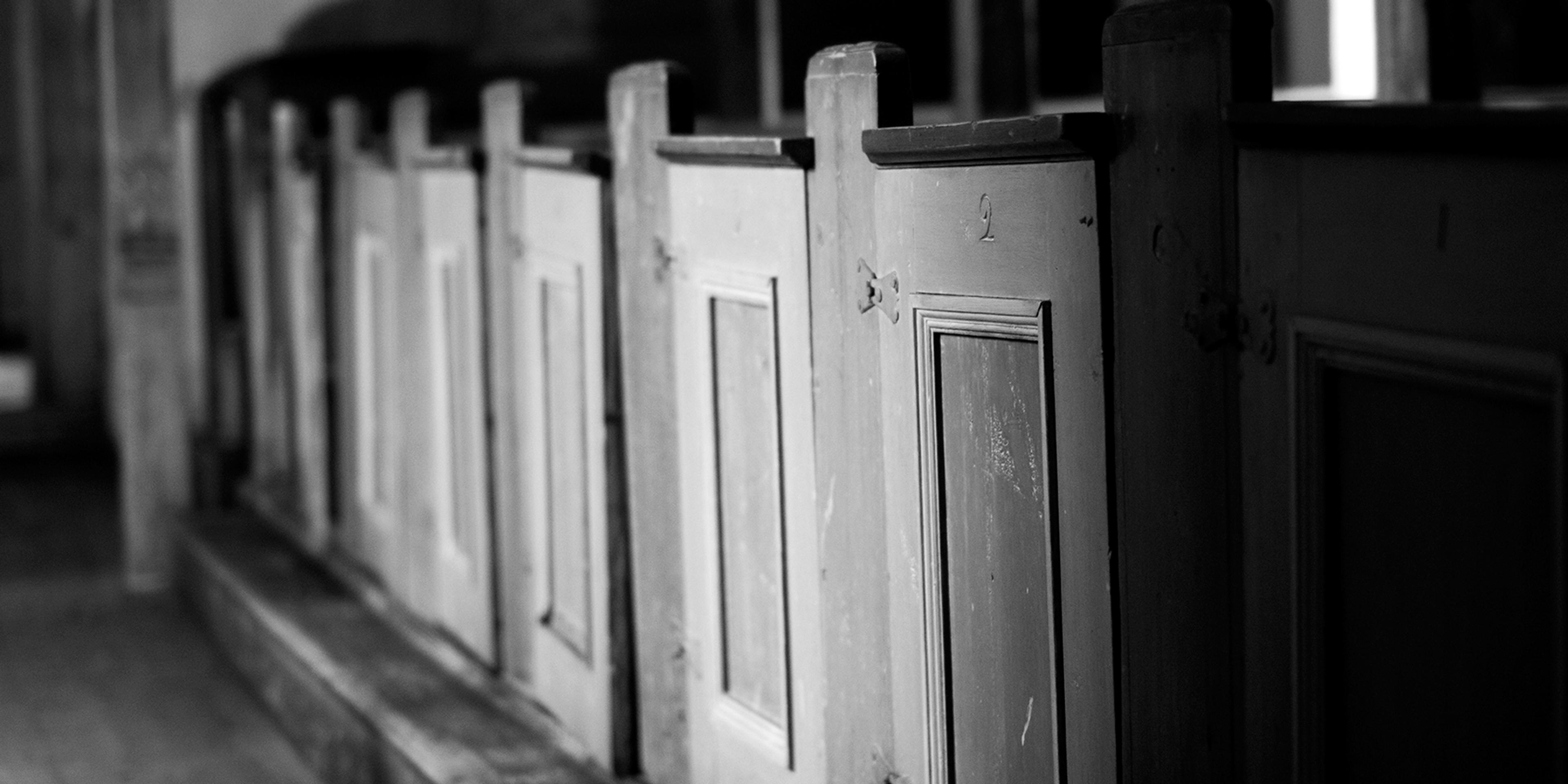 Inderøy-Hustad-Kirke-Foto-Rfoto-innvendig-setene-middlealderkirke-2x1