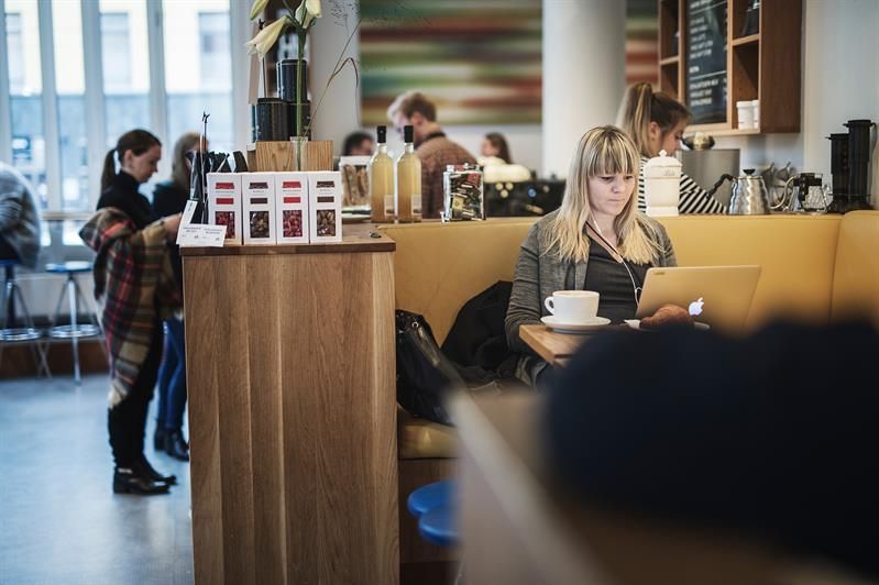 gjester inne på cafeen