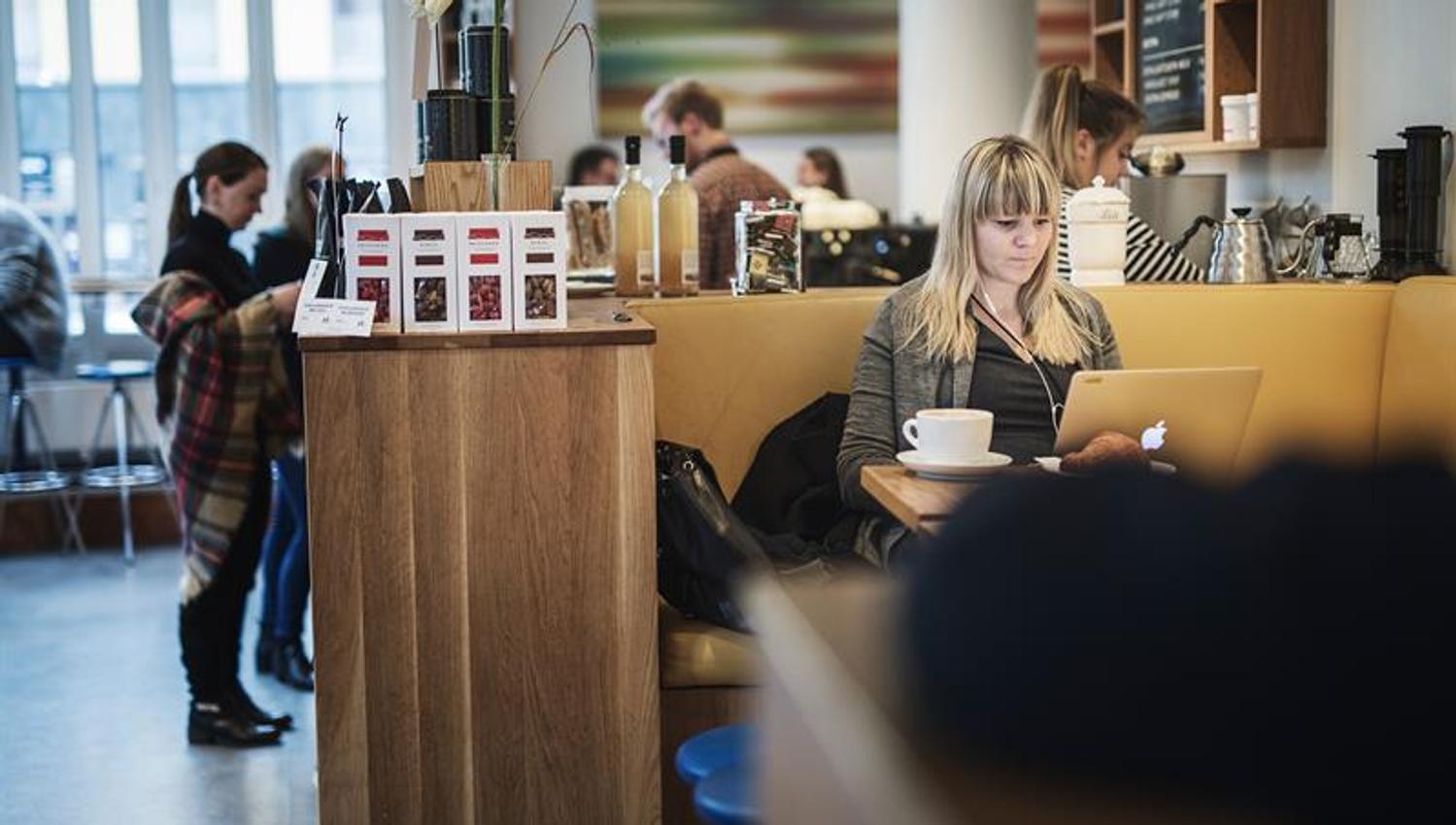 gjester inne på cafeen