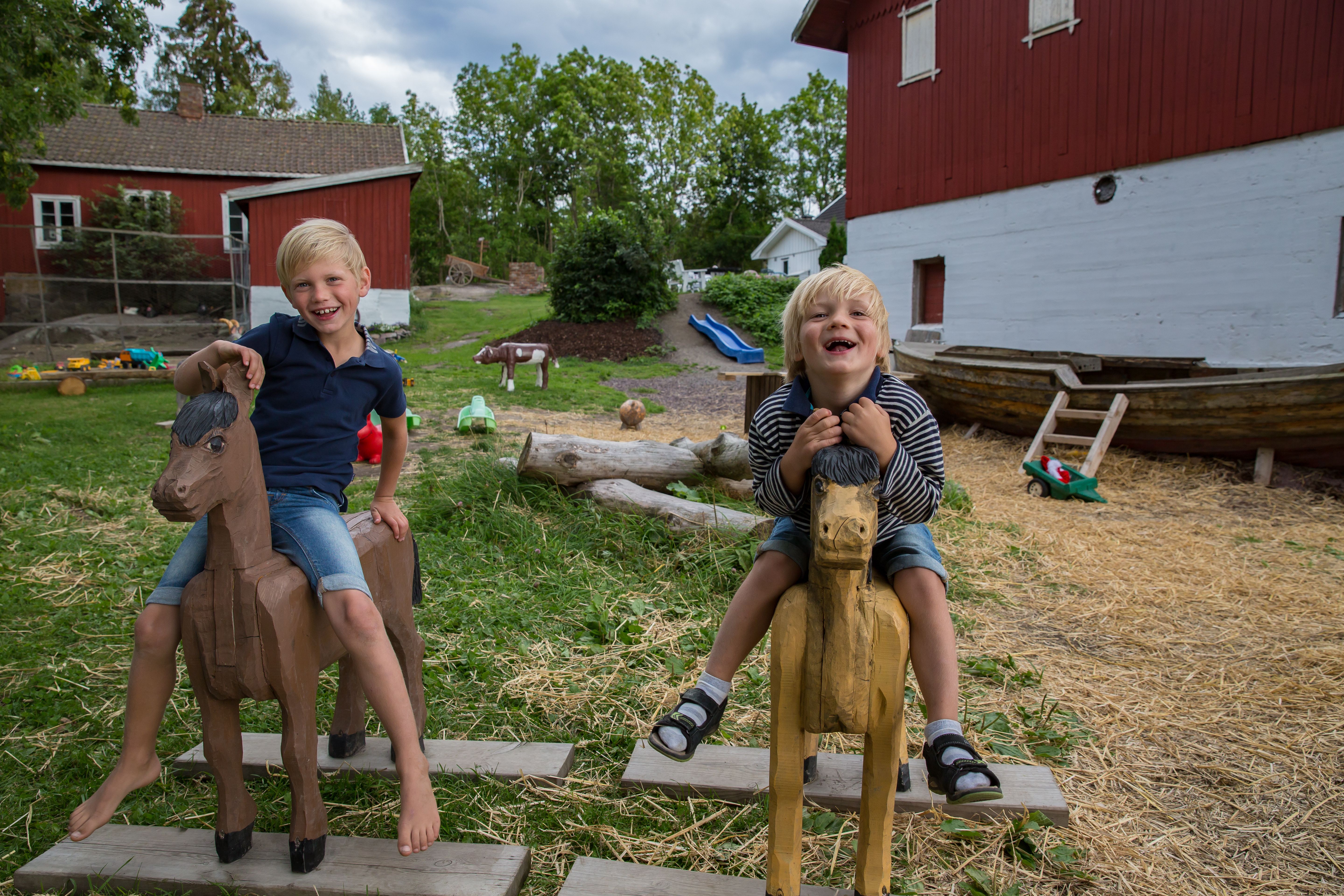 Children play at Buggegården