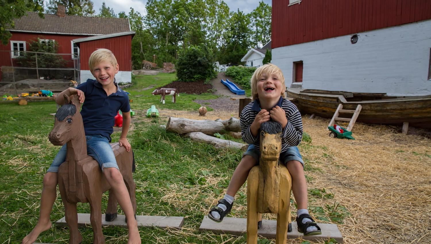 Children play at Buggegården