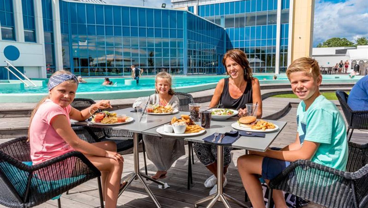 family eats on the terrace by the bathing park at Quality Hotel Skjærgården