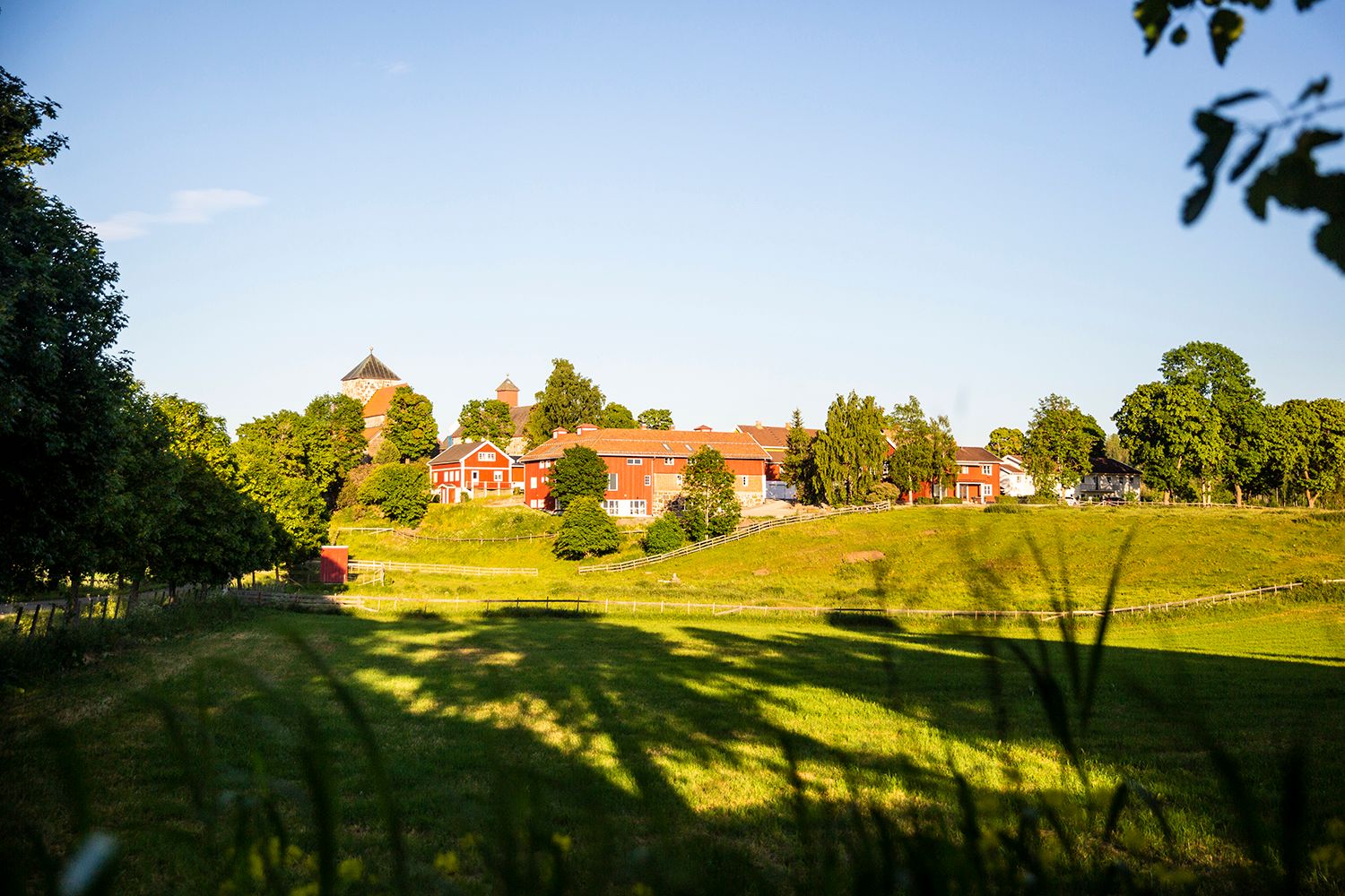 Glasslåven ligger midt i det unike kulturhistoriske og vakre området ved Søsterkirkene på Granavollen