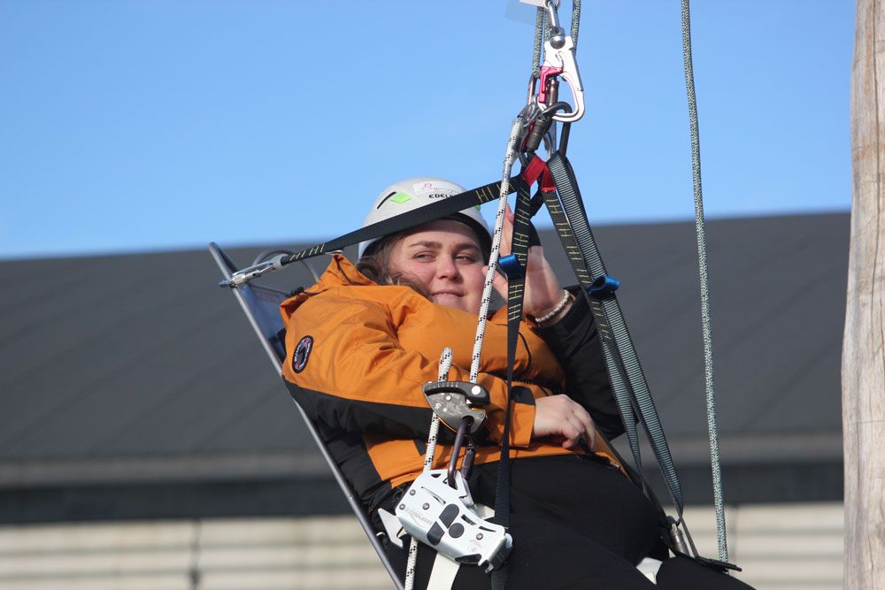 jente kjører i tilrettelagt zipline i klatreparken til Skien fritidspark