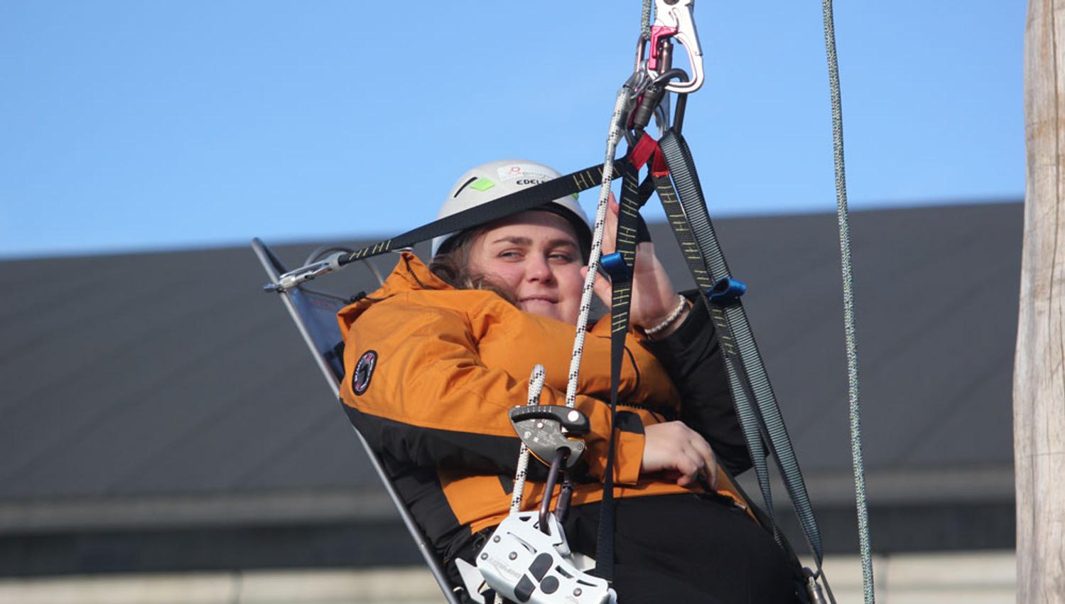 jente kjører i tilrettelagt zipline i klatreparken til Skien fritidspark