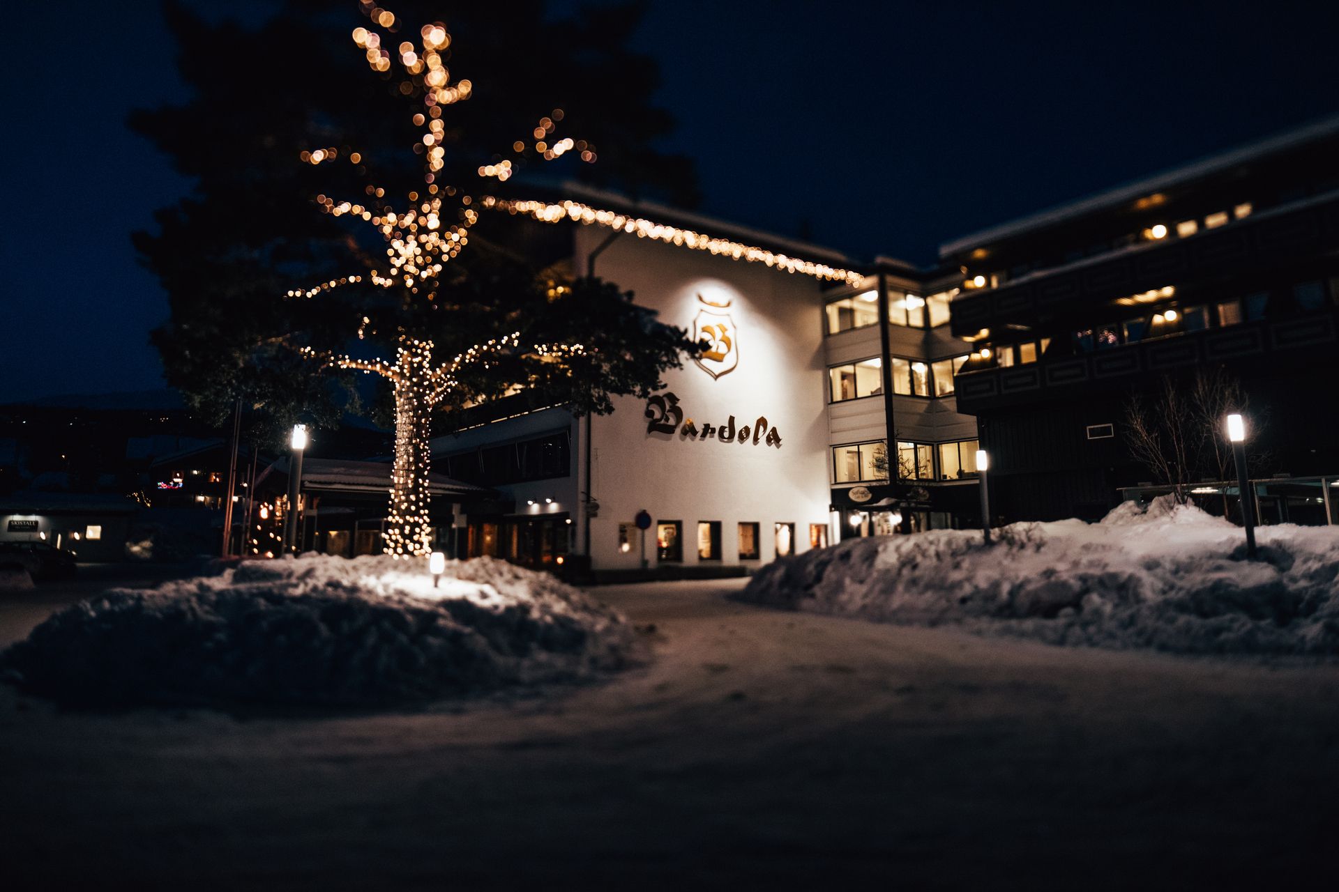 Lyst tre foran inngangen til Bardøla høyfjellshotell