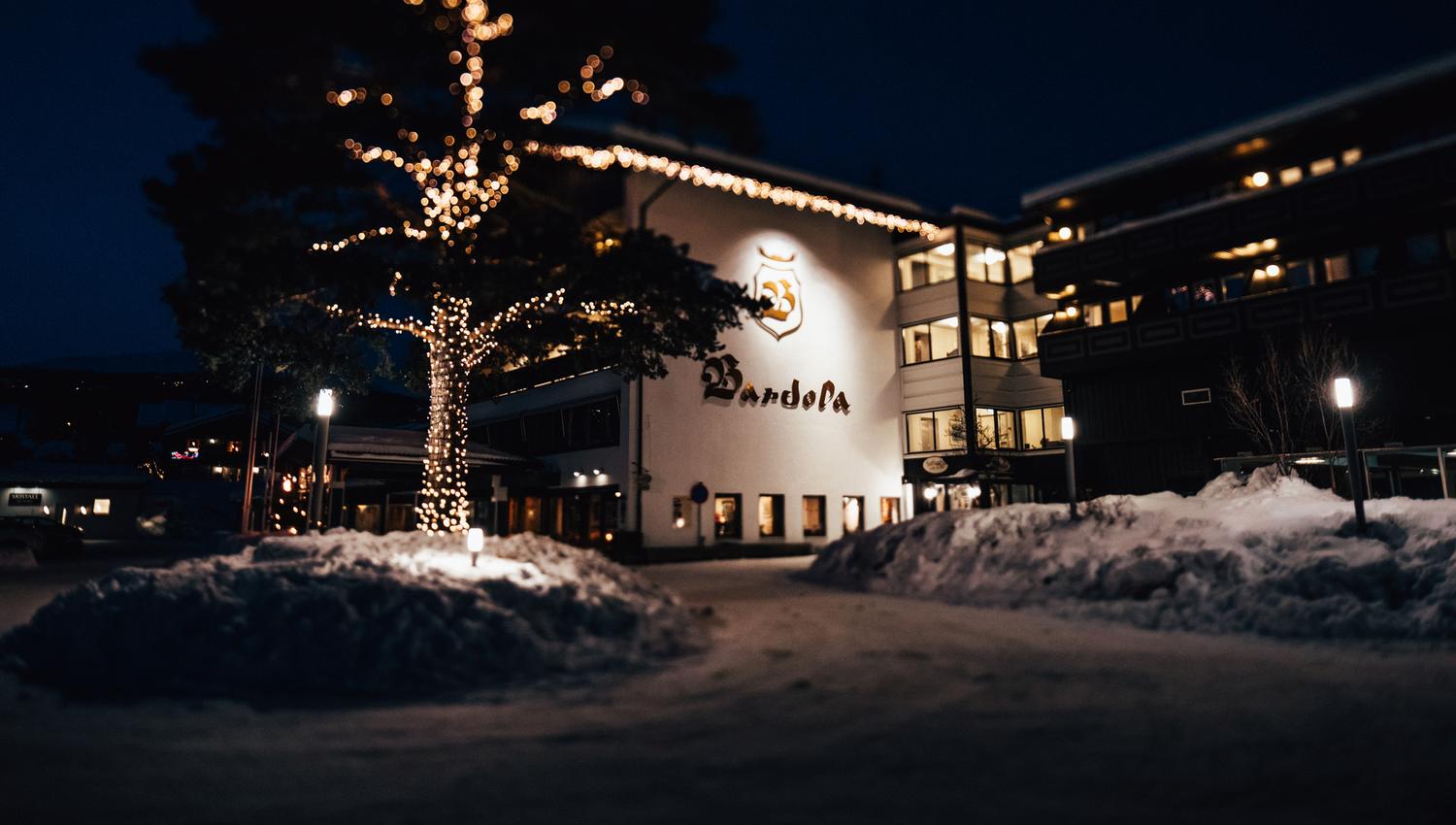 Lyst tre foran inngangen til Bardøla høyfjellshotell