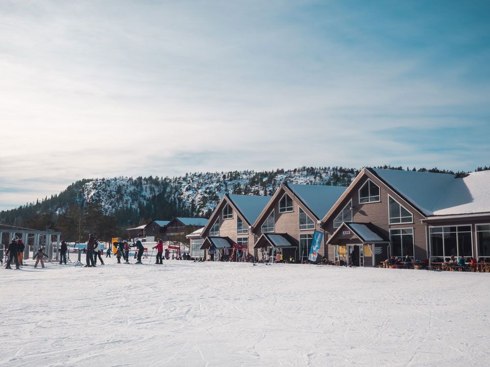 servicebygning med kafé og skileie ved Gautefall skisenter i Drangedal