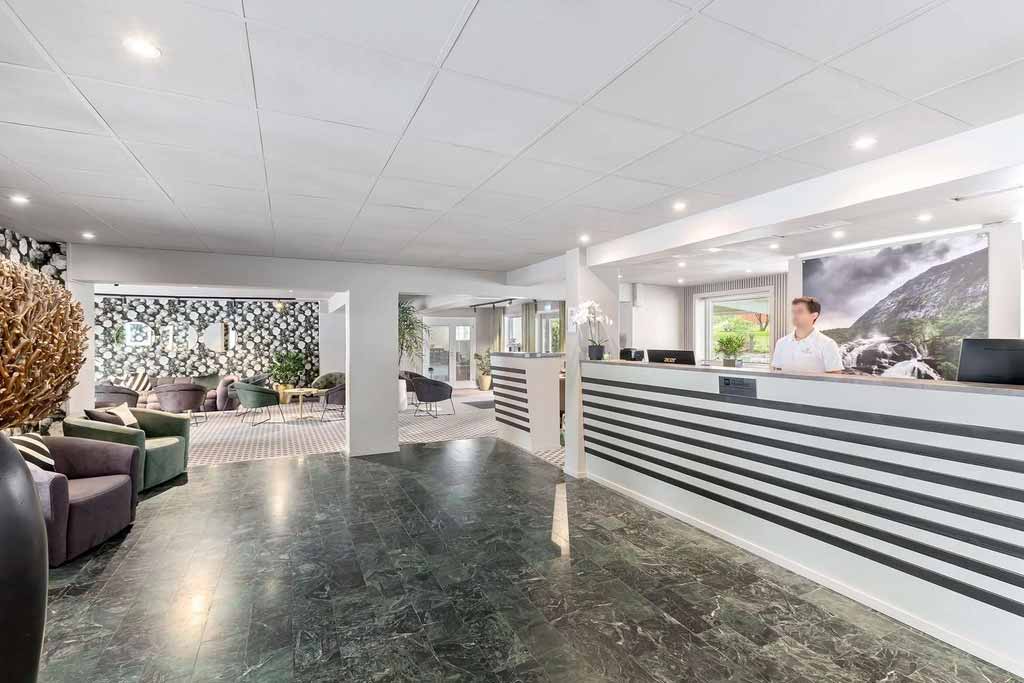 Resepsjonen på Kinsarvik Fjordhotel, med innbydande interiør og lun atmosfære.