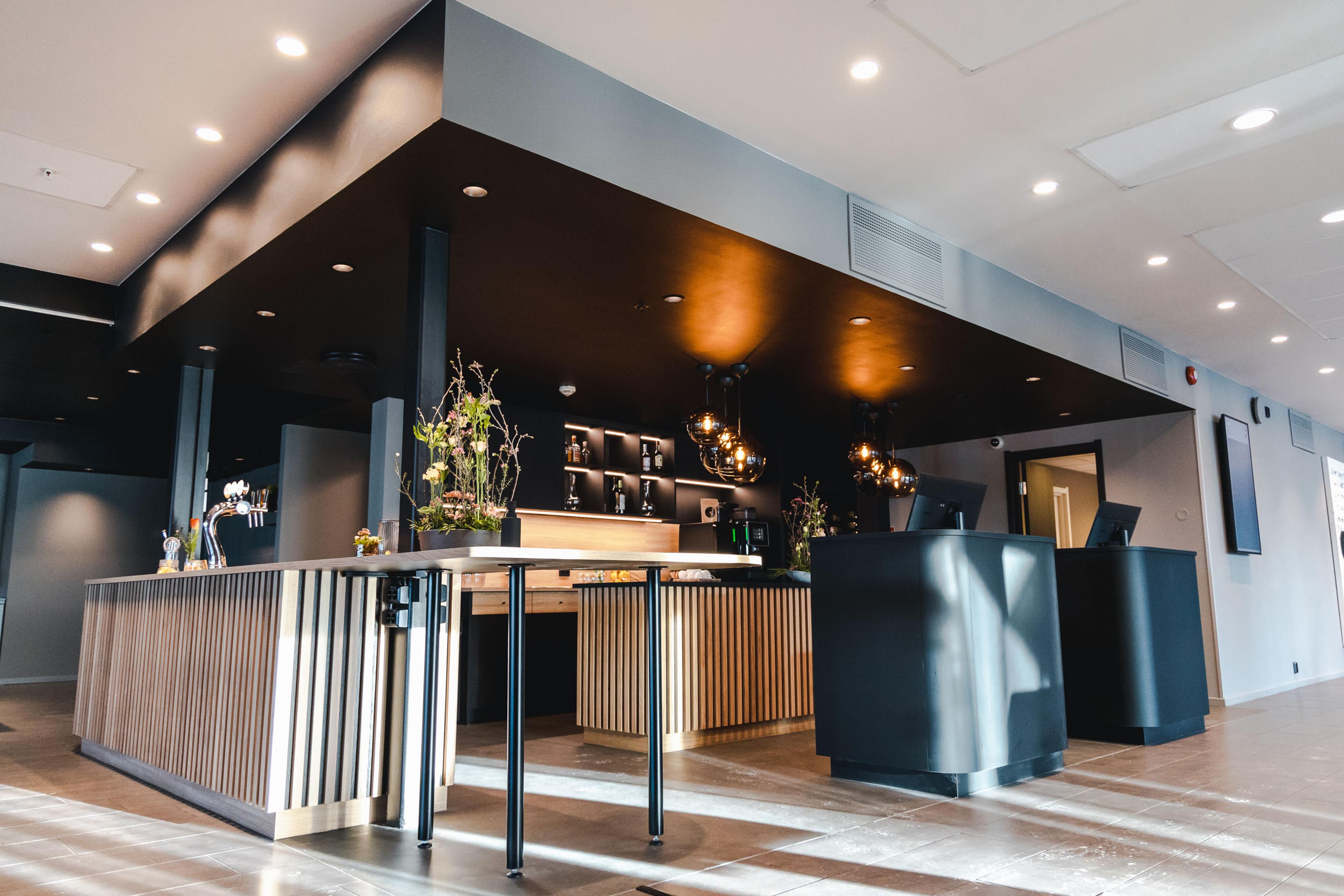 Bar og resepsjon med svarte disker