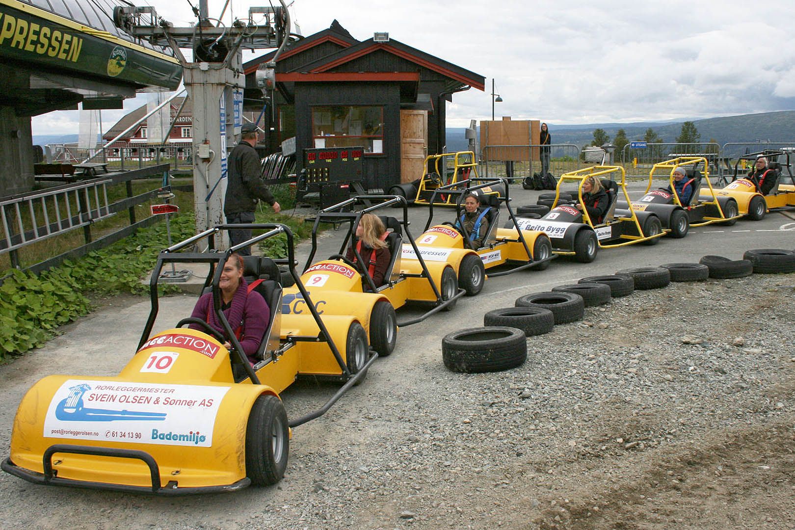 Olabiler med førere i venter heiskø.